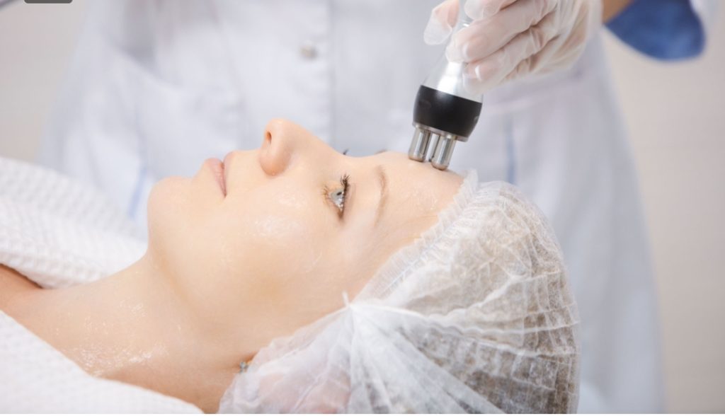 Pulizia viso ad ultrasuoni 